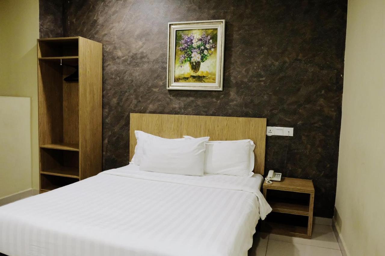 Era Plus Hotel Seri Kembangan Bagian luar foto