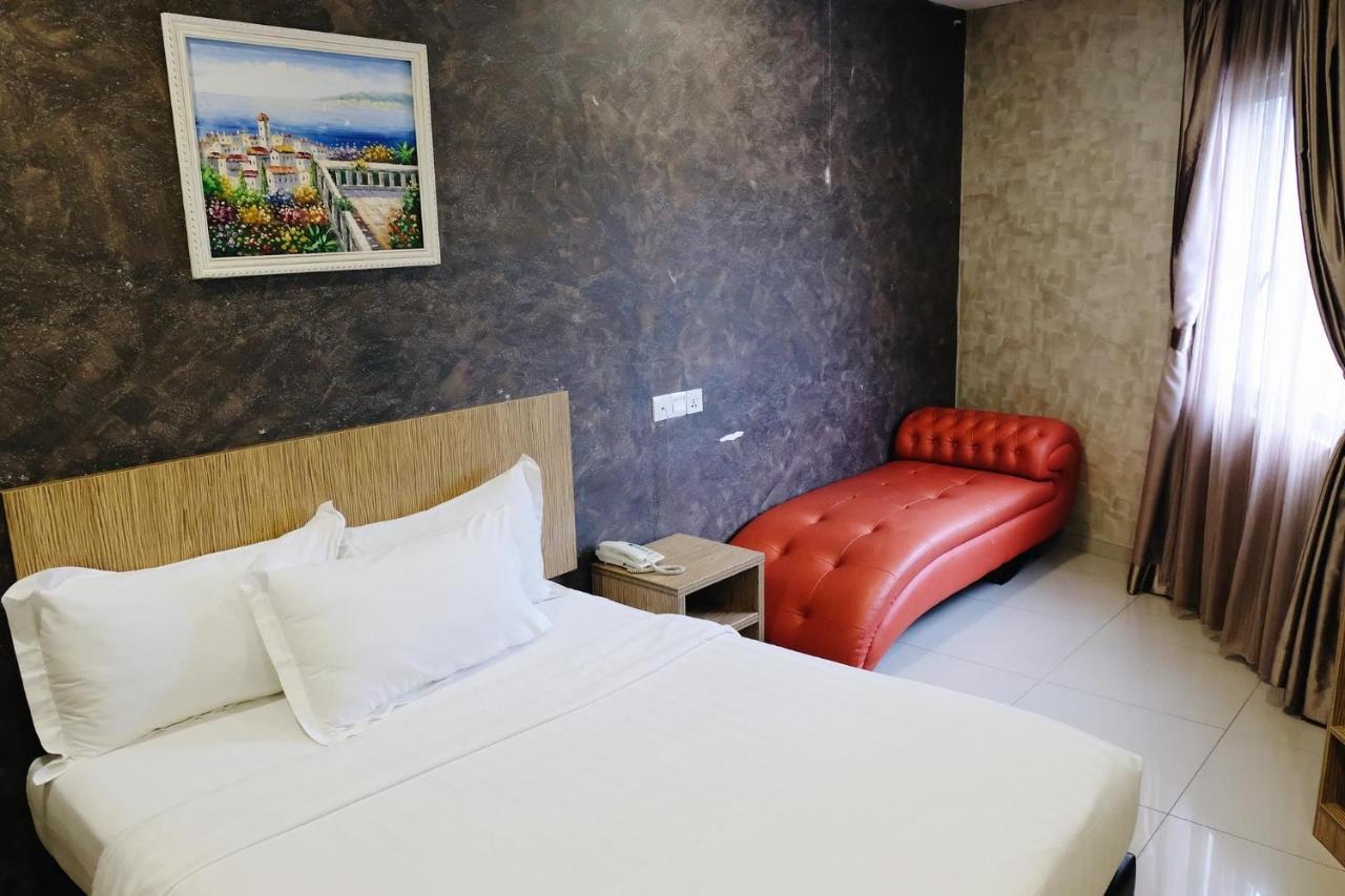 Era Plus Hotel Seri Kembangan Bagian luar foto