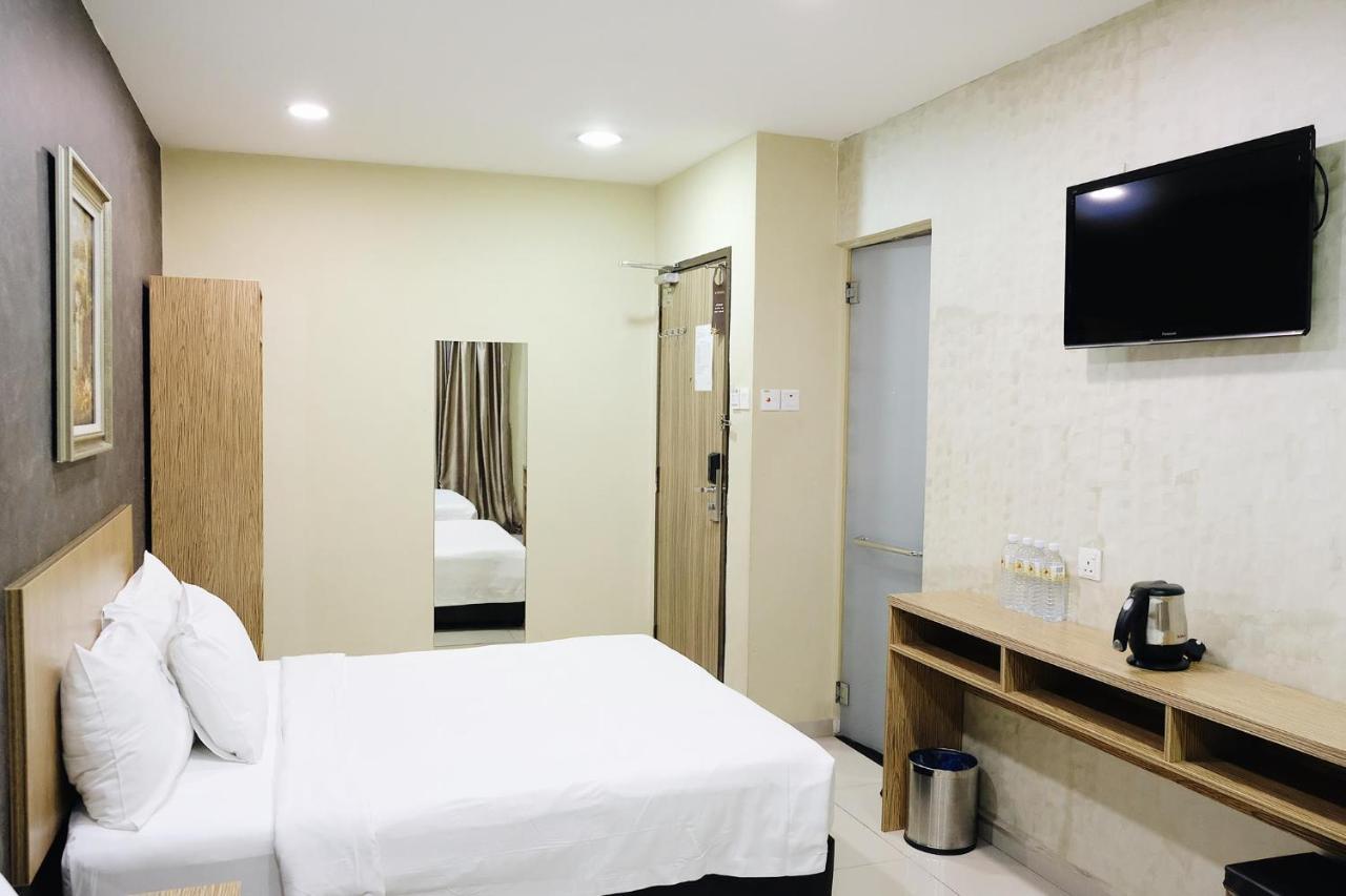 Era Plus Hotel Seri Kembangan Bagian luar foto