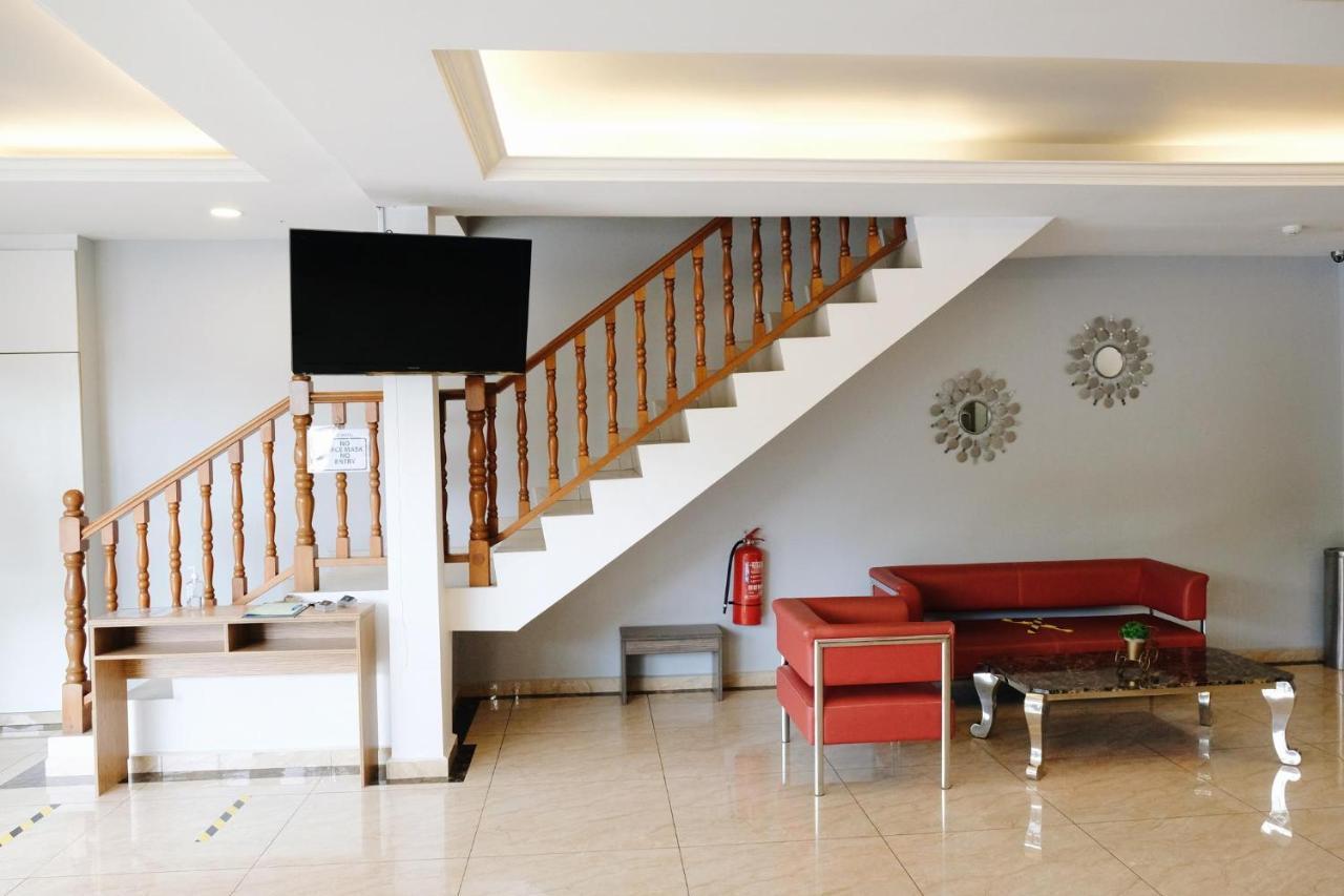 Era Plus Hotel Seri Kembangan Bagian luar foto