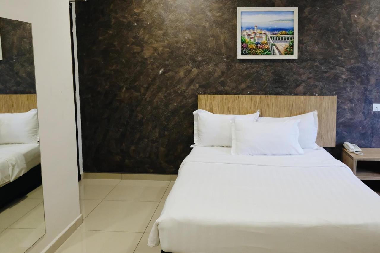 Era Plus Hotel Seri Kembangan Bagian luar foto