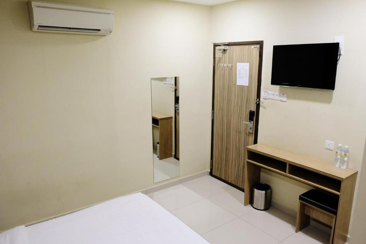 Era Plus Hotel Seri Kembangan Bagian luar foto