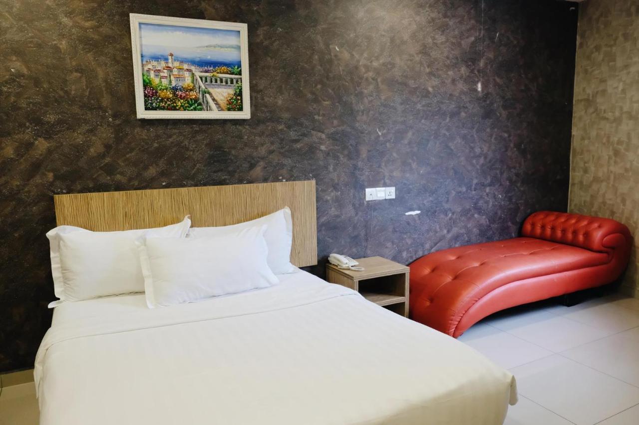 Era Plus Hotel Seri Kembangan Bagian luar foto