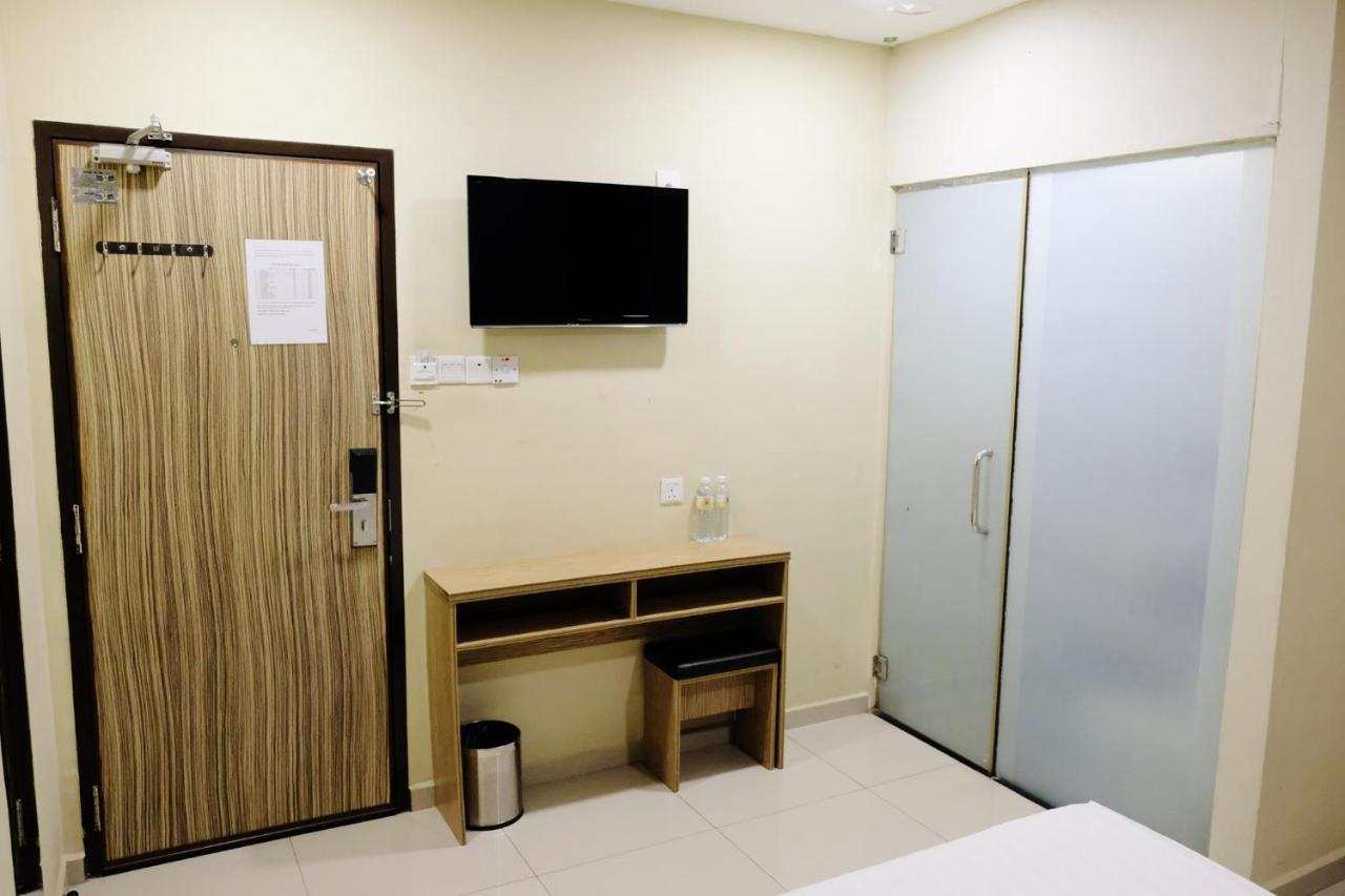 Era Plus Hotel Seri Kembangan Bagian luar foto