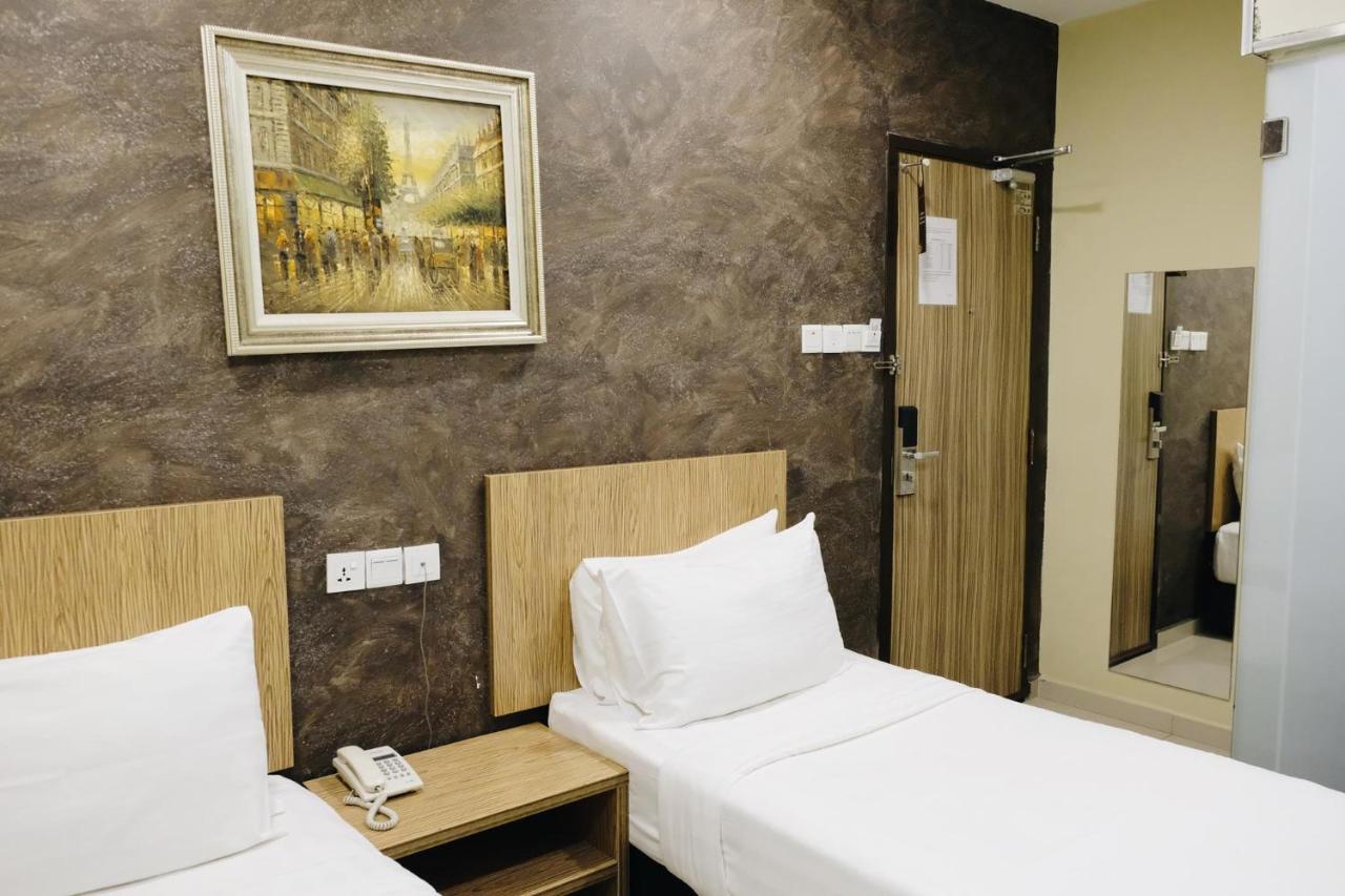 Era Plus Hotel Seri Kembangan Bagian luar foto