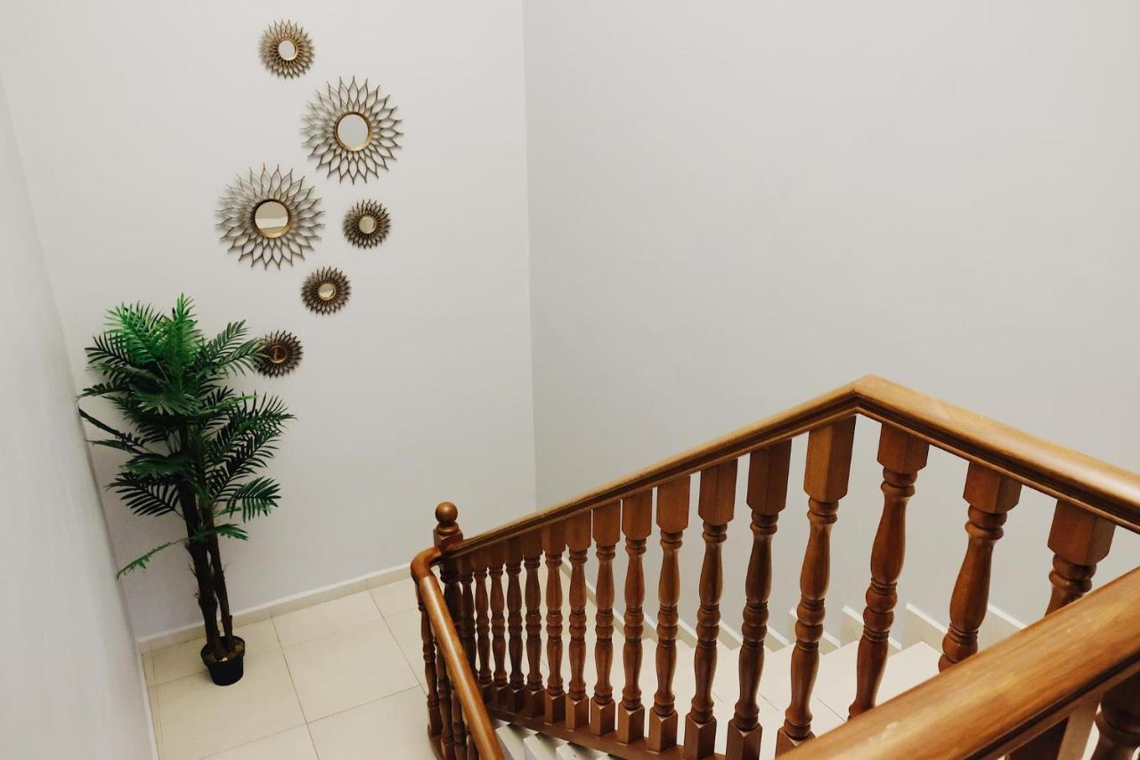 Era Plus Hotel Seri Kembangan Bagian luar foto