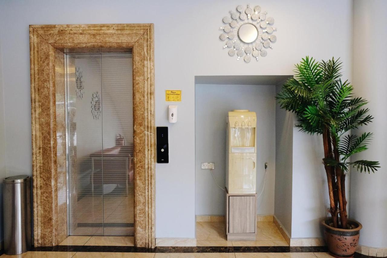 Era Plus Hotel Seri Kembangan Bagian luar foto