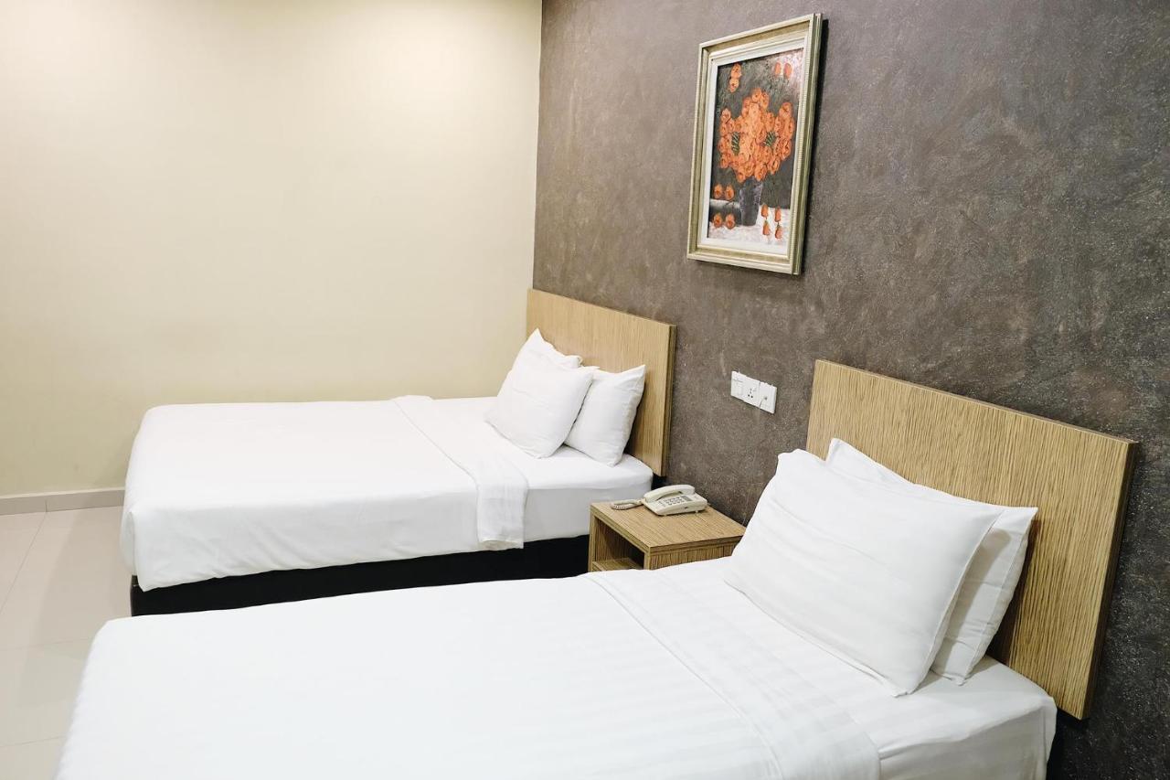 Era Plus Hotel Seri Kembangan Bagian luar foto
