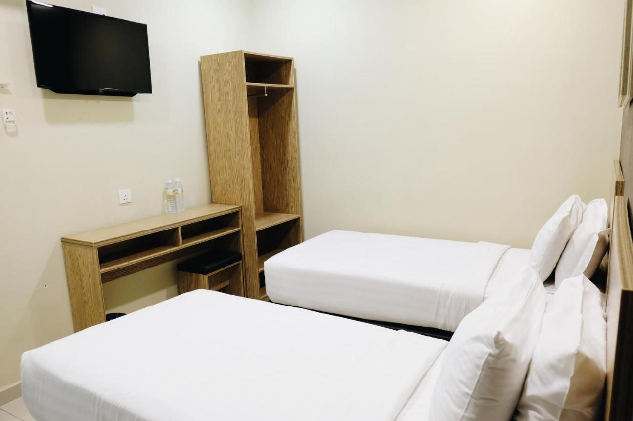 Era Plus Hotel Seri Kembangan Bagian luar foto
