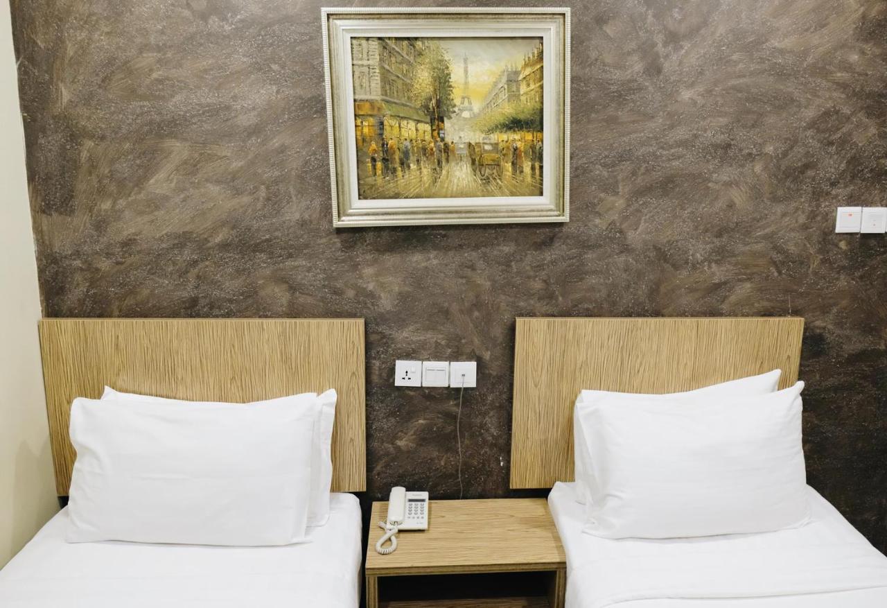 Era Plus Hotel Seri Kembangan Bagian luar foto