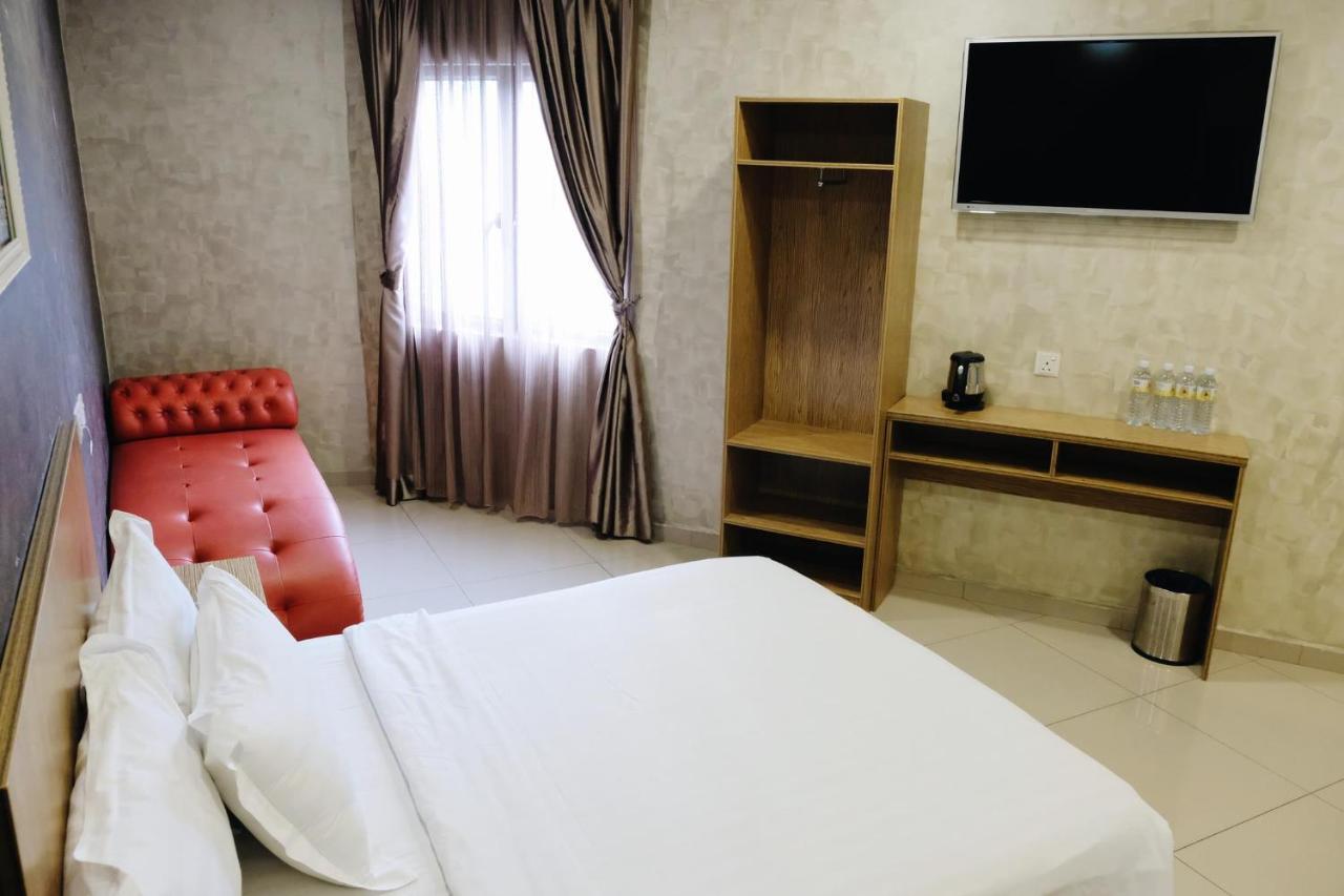 Era Plus Hotel Seri Kembangan Bagian luar foto