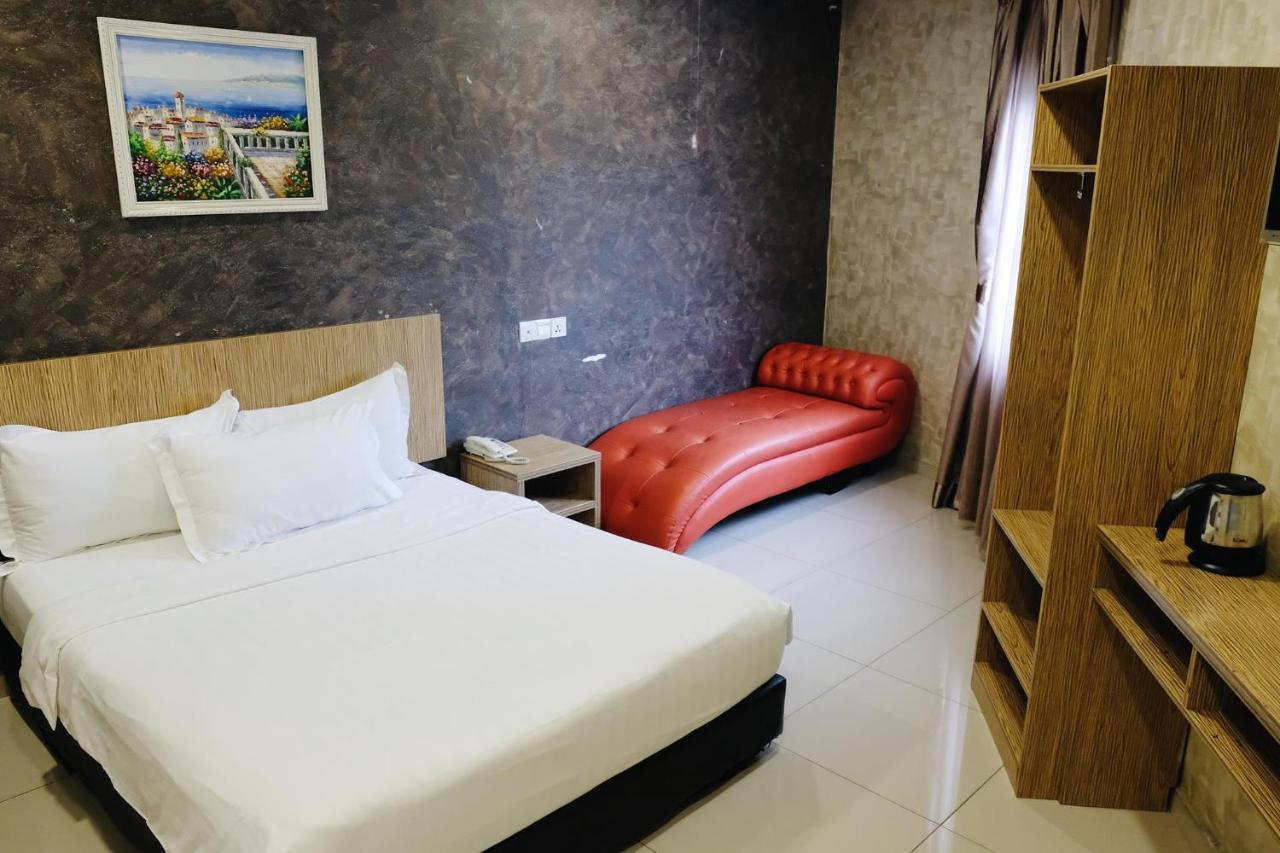 Era Plus Hotel Seri Kembangan Bagian luar foto