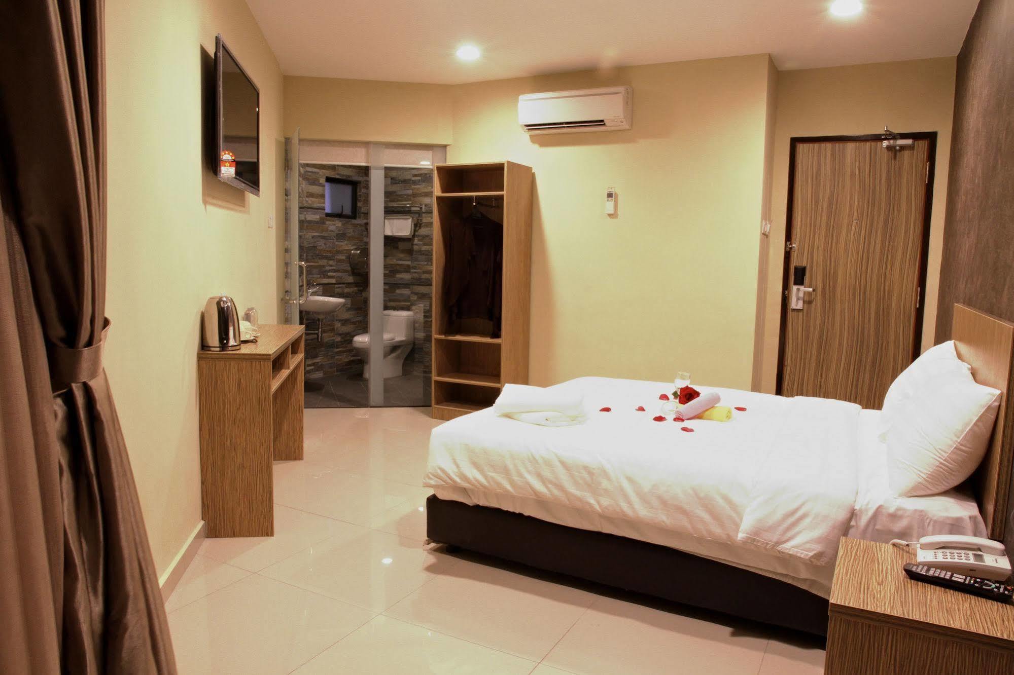Era Plus Hotel Seri Kembangan Bagian luar foto