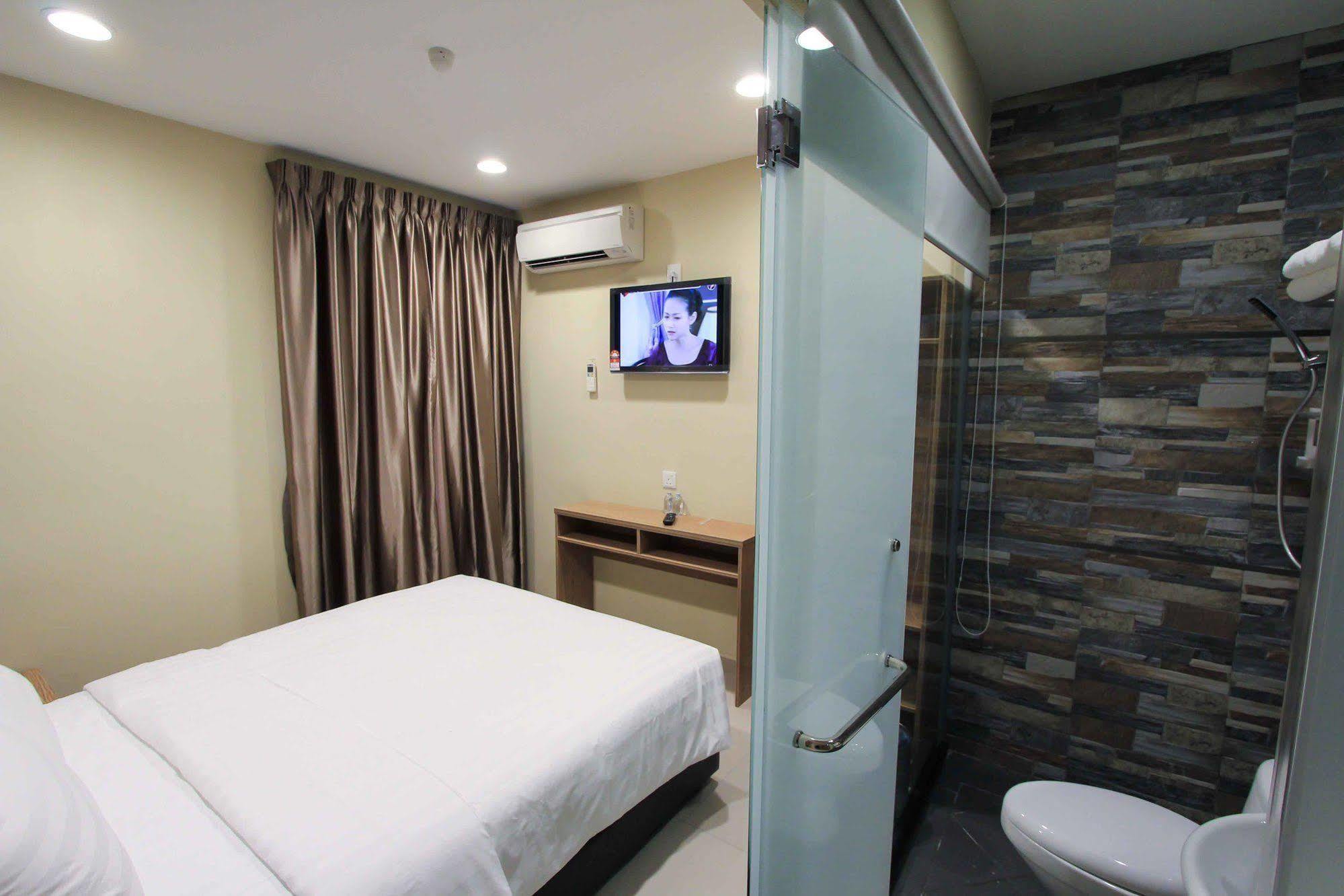 Era Plus Hotel Seri Kembangan Bagian luar foto