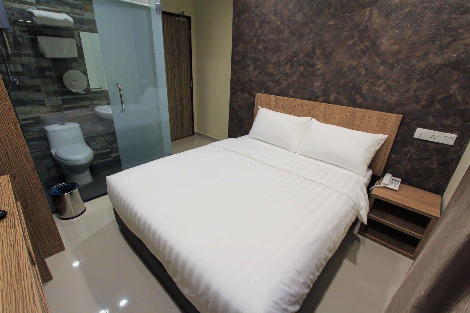 Era Plus Hotel Seri Kembangan Bagian luar foto