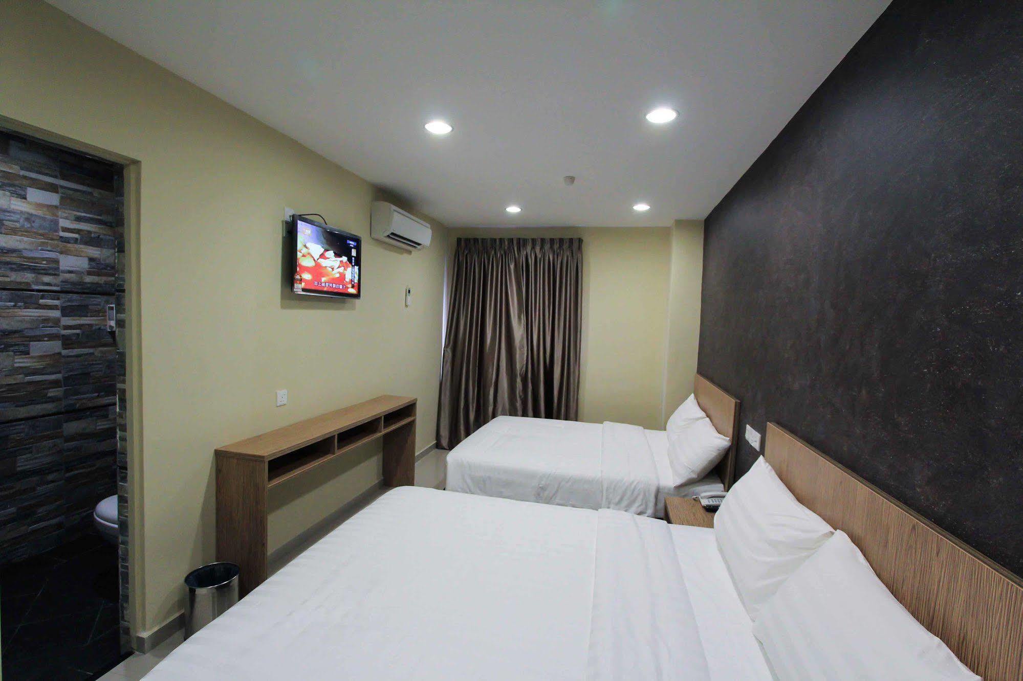 Era Plus Hotel Seri Kembangan Bagian luar foto