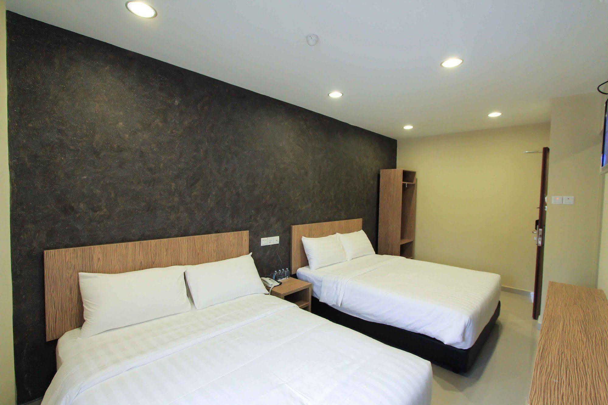 Era Plus Hotel Seri Kembangan Bagian luar foto