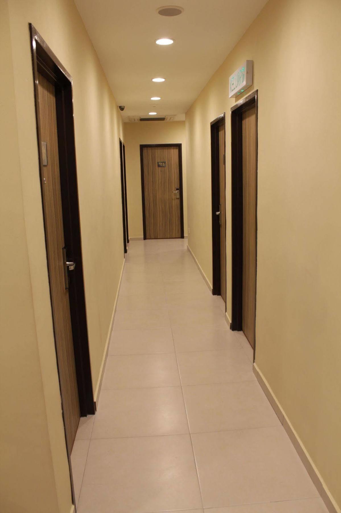 Era Plus Hotel Seri Kembangan Bagian luar foto