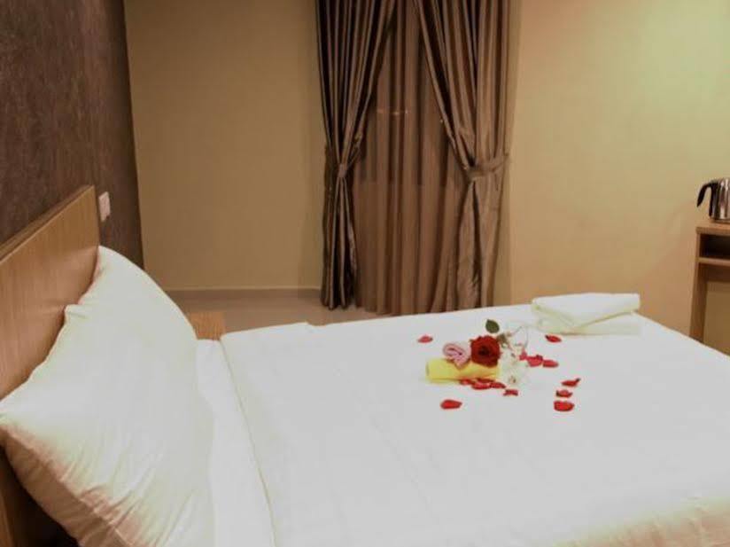 Era Plus Hotel Seri Kembangan Bagian luar foto