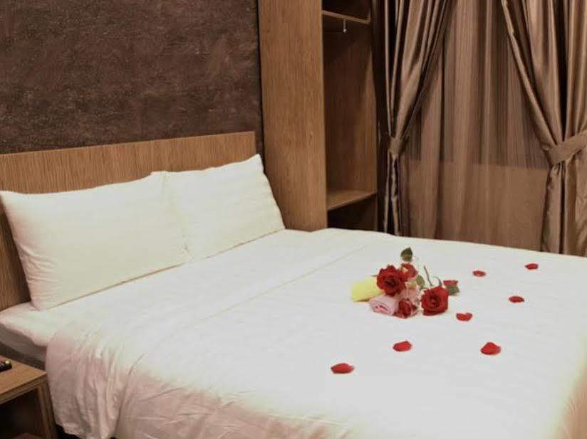Era Plus Hotel Seri Kembangan Bagian luar foto